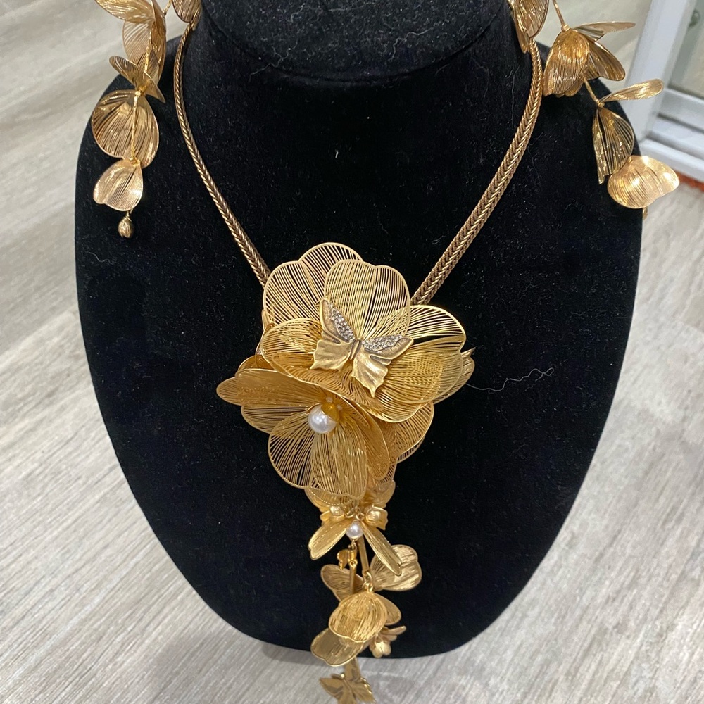 Elegant Gold Floral Necklace set